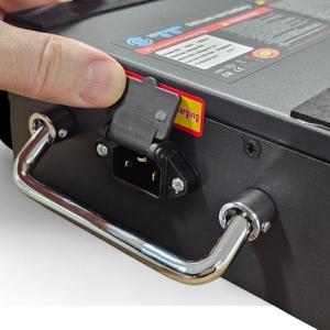 Sähköskootterin akun pistoke johon kytketään virtajohto.